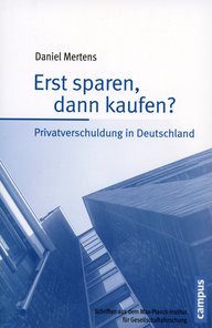 Buchcover des Campus Verlags: „Erst sparen, dann kaufen?“ von Daniel Mertens, untersucht Privatverschuldung in Deutschland, Gebäude im Hintergrund.