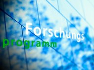 Text "Forschungsprogramm" vor abstrakten Formen.