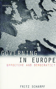 Titel des Buches "Governing in Europe: Effective and Democratic?" von Fritz Scharpf. Das Cover zeigt eine stilisierte Karte von Europa, veröffentlicht von Oxford University Press.