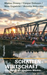 Eine Gruppe von Menschen geht über eine Stahlbrücke bei Sonnenuntergang. Buchcover "Schattenwirtschaft: Die Macht der illegalen Märkte" von Matías Dewey, Caspar Dohmen, Nina Engwicht, Annette Hübschle.