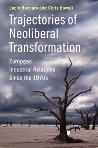 Das Buchcover zeigt „Trajectories of Neoliberal Transformation“ von Lucio Baccaro und Chris Howell vor dem Hintergrund eines kargen Bildes einer öden Landschaft mit kahlen Bäumen unter einem bewölkten Himmel.