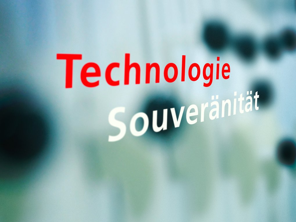 Illustrationsbild: Im Vordergrund die Stichworte „Technologische Souveränität“, im Hintergrund verschwommene Griffe eines beweglichen Regalsystems für Bibliotheken.