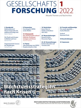 Zu sehen ist das Cover des MPIfG-Magazins "Gesellschaftsforschung". Es besteht hälftig aus einem Foto, das aus der Luftperspektive von oben herab gerichtet vermutlich ein Warenlager erkennen lässt. Zu lesen ist der Titel des Hauptbeitrags: "Wachstumsstrategien nach Krisen".