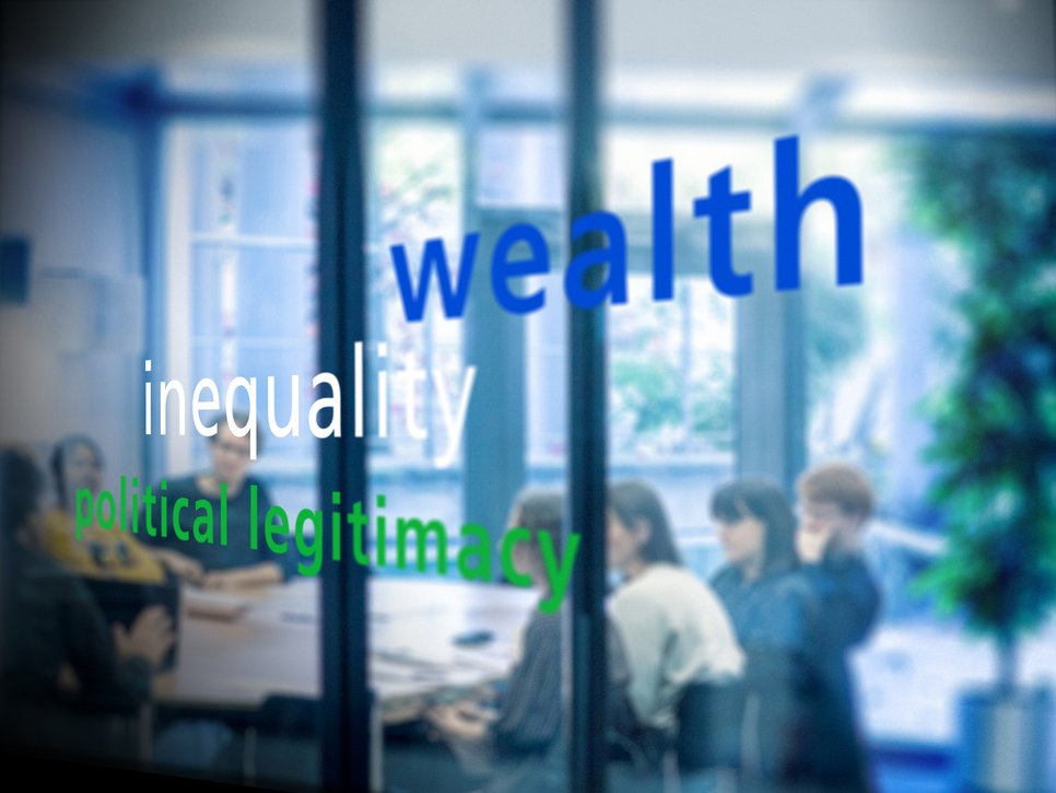 Das Bildmotiv zur Konferenz über Reichtumsverhältnisse vermittelt durch ein Glasfenster einen Einblick in den Konferenzraum, an dessen rundem Tisch sich zahlreiche Exemplare der Gattung Homo sapiens intellectualis zur Erörterung der anstehenden Forschungsfragen zusammengefunden haben. Auf dem Fenster sind Schlagwörter zu lesen: political legitimacy, inequality, wealth.