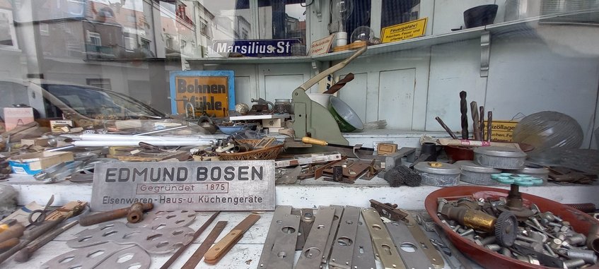 Library Toolkit Schaufenster mit altem Werkzeug, Schildern und Metall des seit langem geschlossenen Eisenwarenladens Edmund Bosen in Köln Sülz