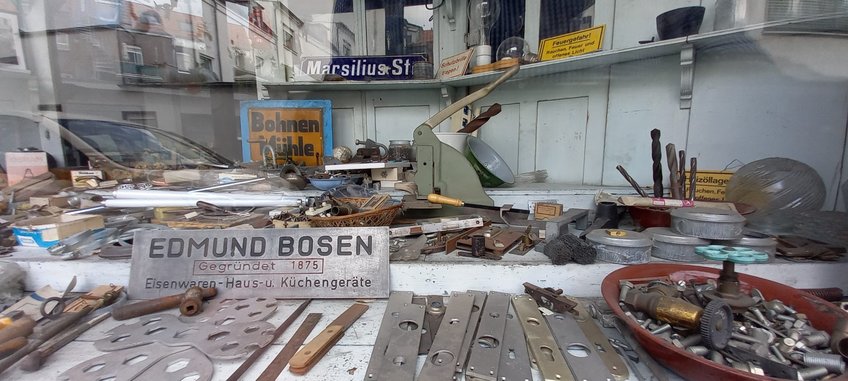 Schaufenster mit altem Werkzeug, Schildern und Metall des seit langem geschlossenen Eisenwarenladens Edmund Bosen in Köln Sülz
