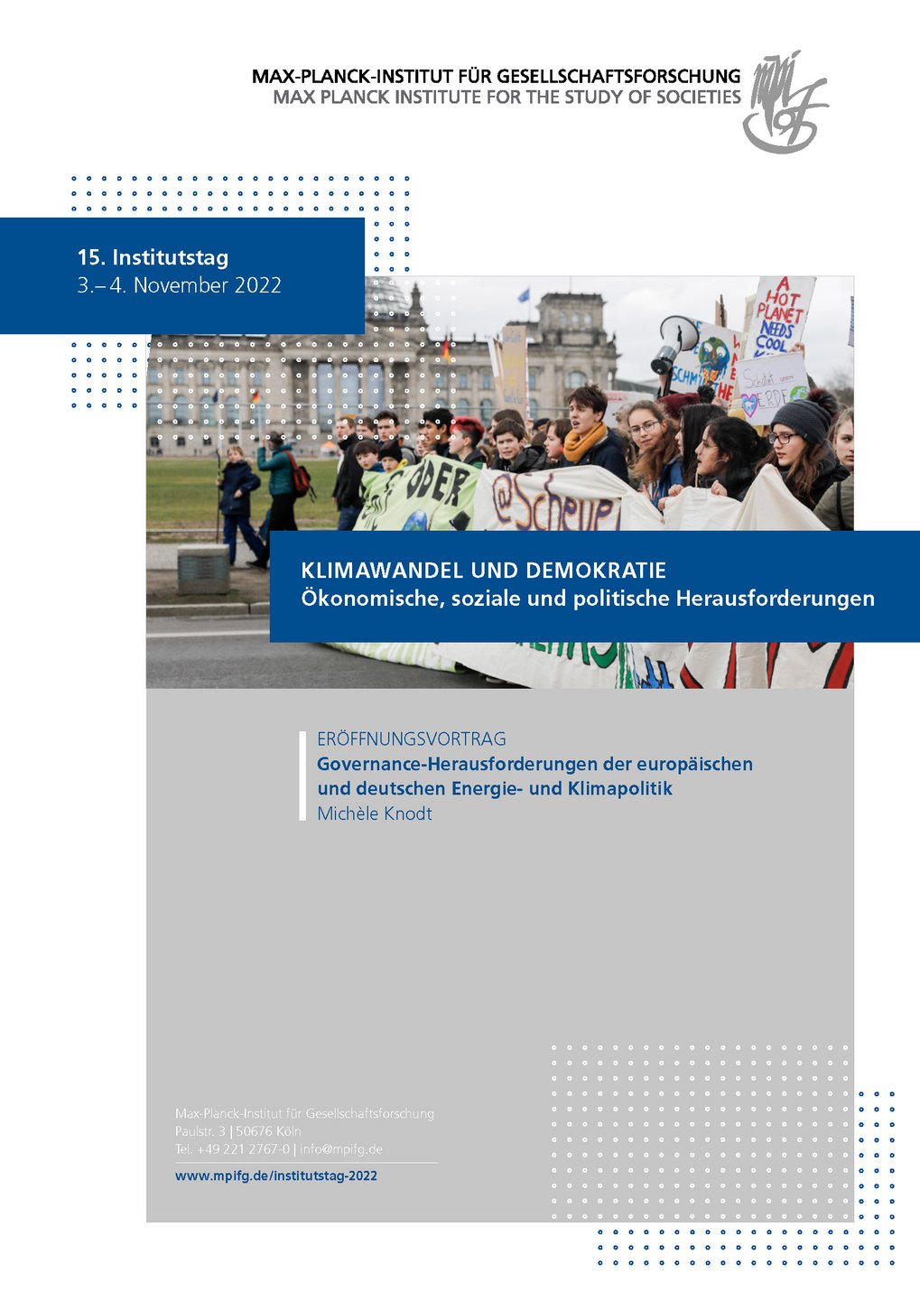 Eine Gruppe von Demonstranten versammelt sich vor dem Reichstagsgebäude, hält Banner mit Forderungen zum Klimaschutz hoch.