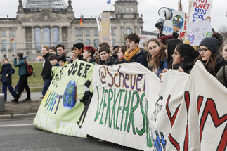 Klimawandel und Demokratie: Ökonomische, soziale und politische Herausforderungen