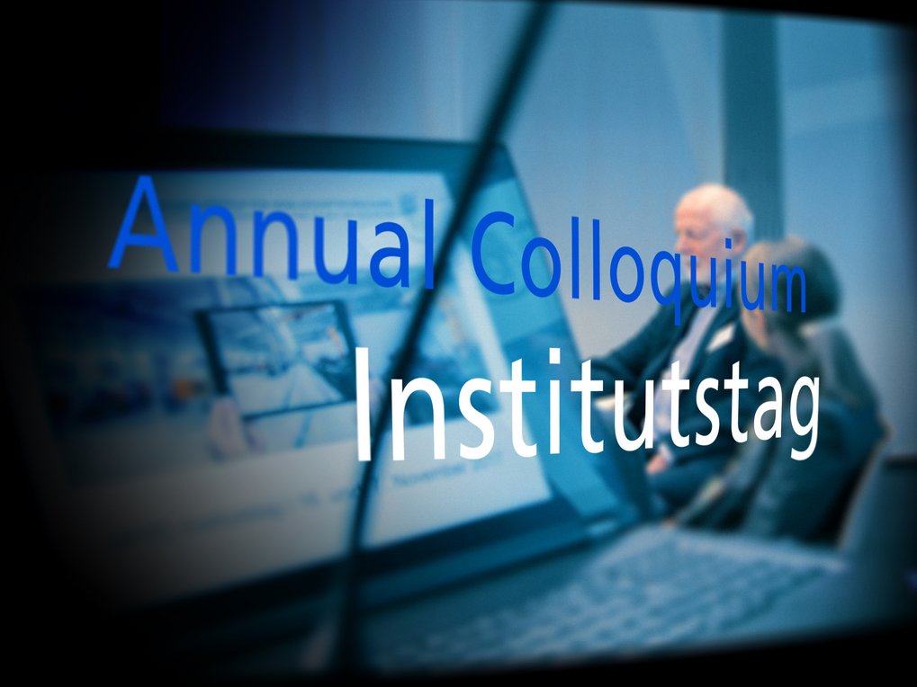 Ein unscharfes Bild mit dem Text „Annual Colloquium Institutstag” in einem grünen Kreis, neben einer unscharfen Figur im Hintergrund.
