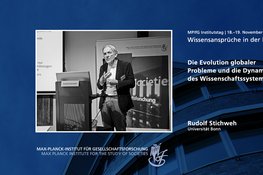 Das Bild zeigt einen Redner bei einer Konferenz mit einer Folie mit dem Titel „Die Evolution globaler Probleme und die Dynamik des Wissenschaftssystems“. Der Redner ist Rudolf Stichweh von der Universität Bonn, und die Veranstaltung ist Teil des Max-Planck-Instituts für Gesellschaftsforschung, das vom 18. bis 19. November 2021 stattfand.