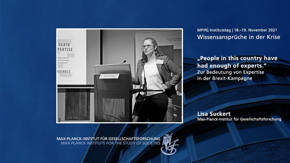 Ein Schwarz-Weiß-Bild einer Frau, die auf einer Konferenz einen Vortrag hält, mit einem Text auf der Folie, der sich mit Fachwissen im Zusammenhang mit der Brexit-Kampagne befasst. Der Text enthält ein Zitat über die öffentliche Meinung gegenüber Experten sowie Details zur Veranstaltung und zur Vortragenden.