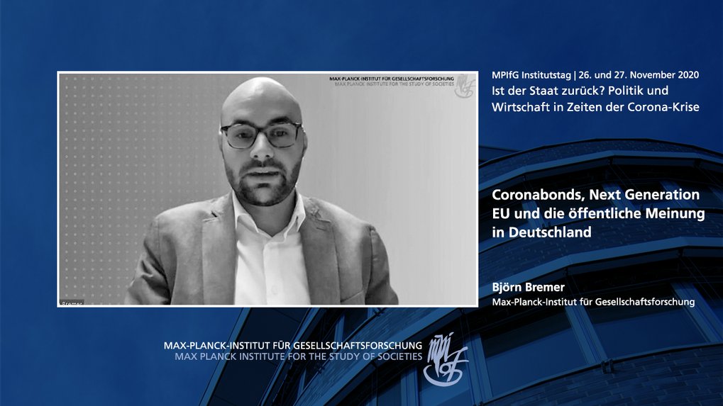 Ein Schwarz-Weiß-Bild eines Mannes mit Brille, der vor einer Präsentationsfolie spricht. Auf der Folie steht „Coronabonds, Next Generation EU und die öffentliche Meinung in Deutschland” und der Name Björn Bremer vom Max-Planck-Institut für Gesellschaftsforschung.