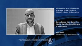 Ein Schwarz-Weiß-Bild eines Mannes mit Brille, der vor einer Präsentationsfolie spricht. Auf der Folie steht „Coronabonds, Next Generation EU und die öffentliche Meinung in Deutschland” und der Name Björn Bremer vom Max-Planck-Institut für Gesellschaftsforschung.