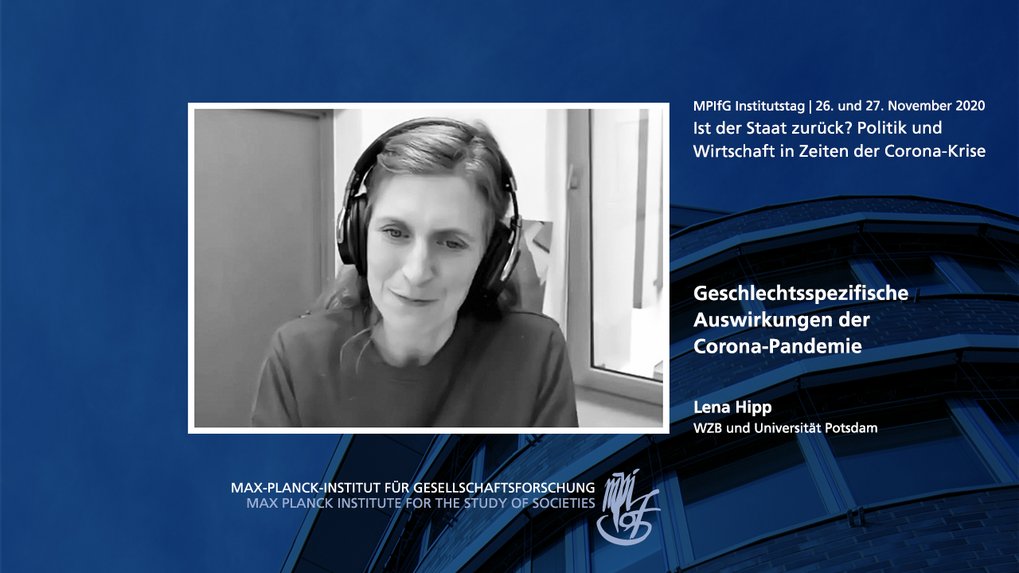 Eine Frau mit Kopfhörern spricht in einem Videoanruf über die geschlechtsspezifischen Auswirkungen der Corona-Pandemie. Im Hintergrund ist Text zu einer wissenschaftlichen Konferenz des Max-Planck-Instituts für Sozialforschung zu sehen.