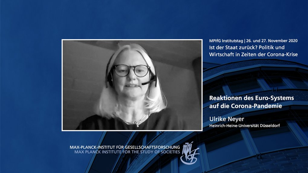 Eine Frau mit Brille und Kopfhörern spricht in einer virtuellen Präsentation mit deutschem Text über die Reaktionen des Euro-Systems auf die Corona-Pandemie. Die Veranstaltung steht in Verbindung mit dem Max-Planck-Institut für Gesellschaftsforschung.