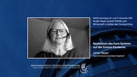 Eine Frau mit Brille und Kopfhörern spricht in einer virtuellen Präsentation mit deutschem Text über die Reaktionen des Euro-Systems auf die Corona-Pandemie. Die Veranstaltung steht in Verbindung mit dem Max-Planck-Institut für Gesellschaftsforschung.