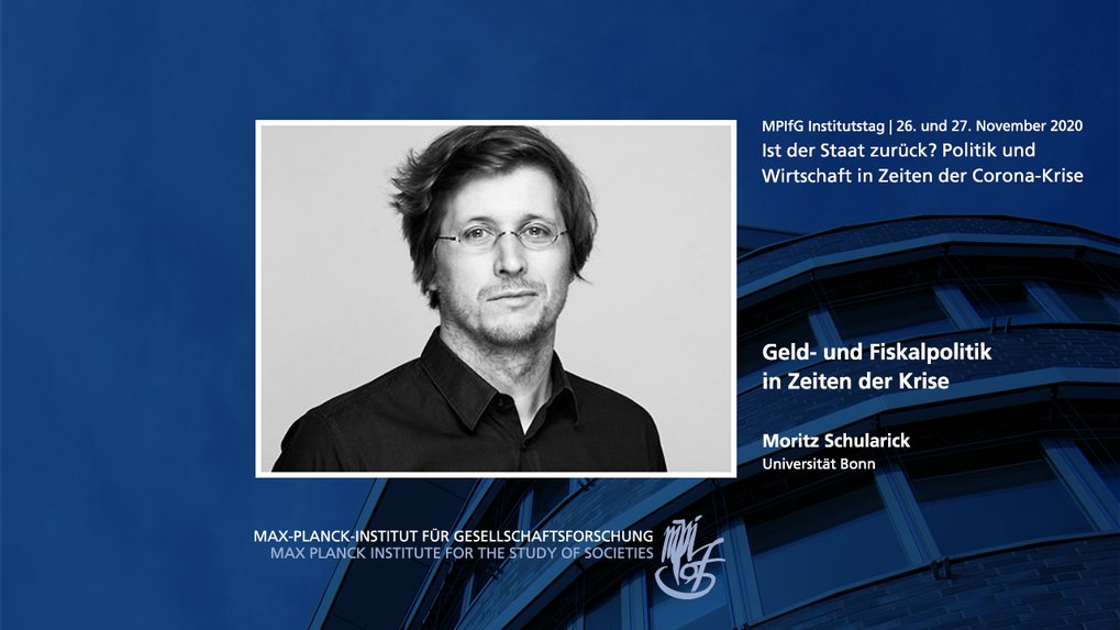 Ein Schwarz-Weiß-Porträt eines Mannes mit Brille und zerzaustem Haar, begleitet von einem deutschen Text über eine Konferenz zu Politik und Wirtschaft während der COVID-19-Krise, mit Moritz Schulz von der Universität Bonn.