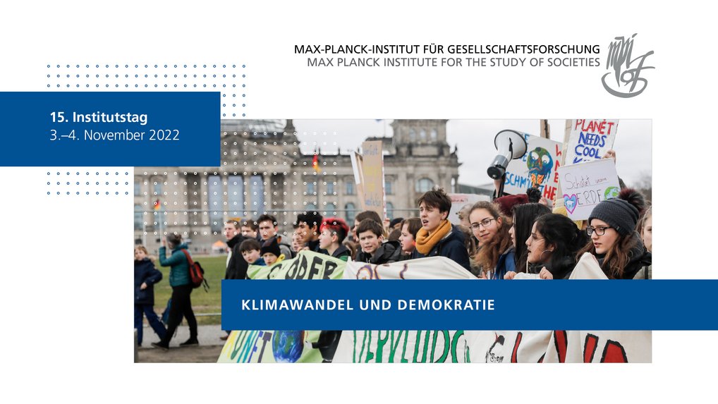Das Bild zeigt eine Gruppe von Menschen, die vor einem Gebäude Protestschilder zum Thema Klimawandel und Demokratie hochhalten. Außerdem ist ein Text mit dem Datum und dem Logo des Max-Planck-Instituts für Gesellschaftsforschung zu sehen.