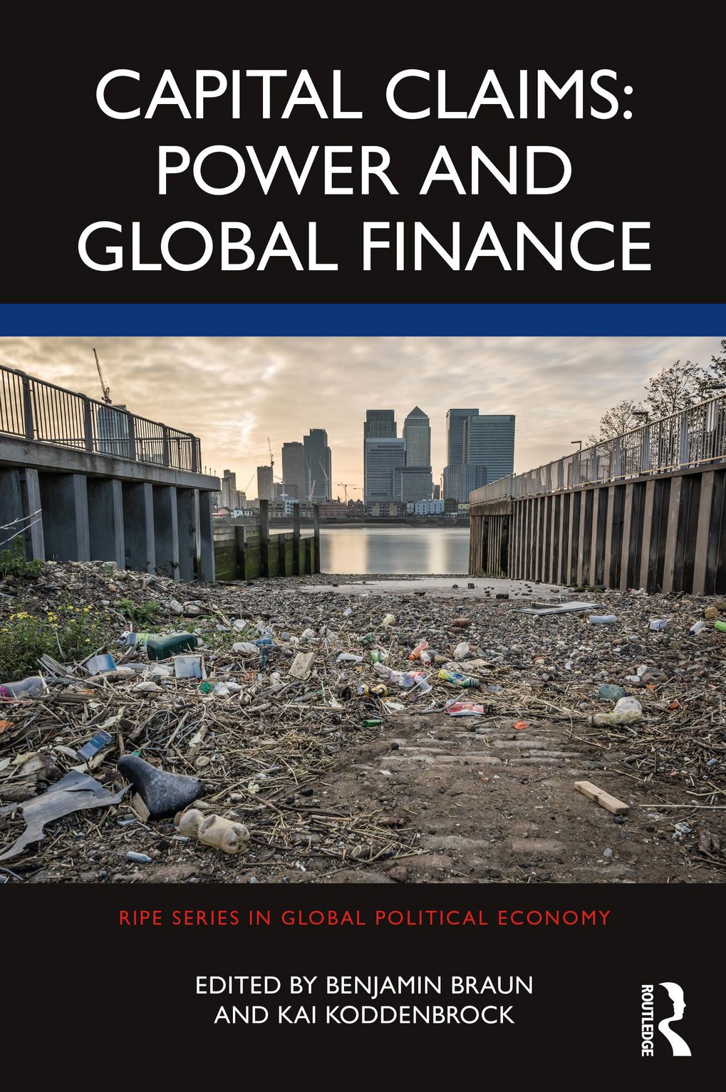 Das Buchcover zeigt "Capital Claims: Power and Global Finance" mit einem verschmutzten Ufer und Londoner Hochhäusern im Hintergrund.