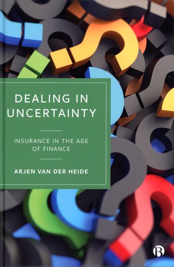 Auf dem Foto ist das Buchcover von "Dealing in Uncertainty: Insurance in the Age of Finance" (Policy Press, 2023) zu erkennen. Das Buch von Arjen van der Heide ist in die Reihe der MPIfG-Bücher aufgenommen worden. Im Wesentlichen besteht das Bild aus einer Vielzahl bunter, in- und übereinander gelagerter Fragezeichen.