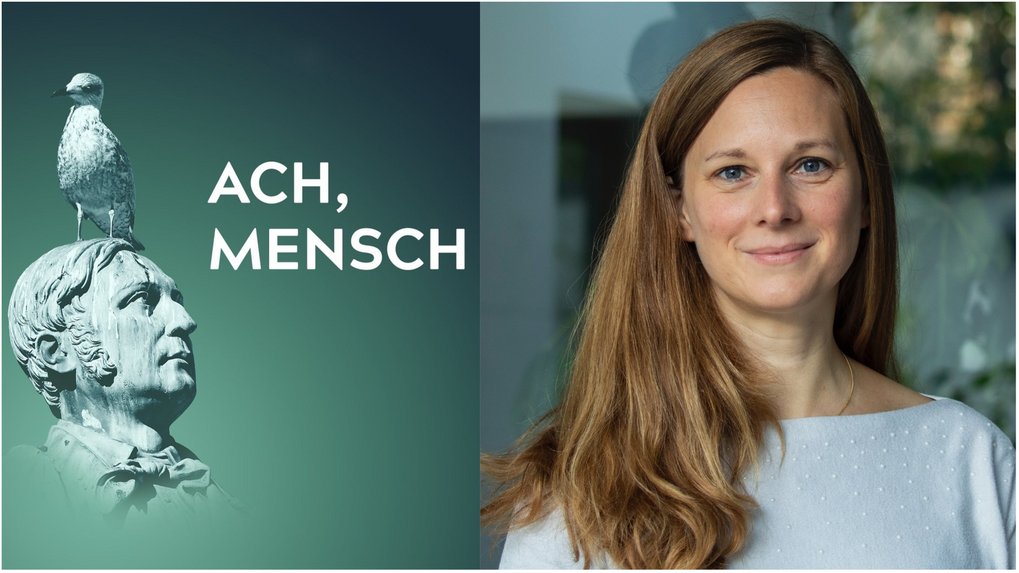 Ein Podcast-Coverbild mit der Statue eines Mannes, auf dessen Kopf ein Vogel sitzt, neben einer lächelnden Frau. Der Text „ACH, MENSCH“ ist deutlich sichtbar.