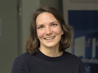 Das Foto zeigt Daria Tisch, die seit 2021 mit quantitativen Methoden die Rolle der Familie bei der Aufrechterhaltung von Reichtum über mehrere Generationen, Ungleichheiten in intergenerationellen Transfers und geschlechterspezifische Vermögensungleichheiten am MPIfG untersucht.