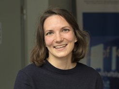 Das Foto zeigt Daria Tisch, die seit 2021 mit quantitativen Methoden die Rolle der Familie bei der Aufrechterhaltung von Reichtum über mehrere Generationen, Ungleichheiten in intergenerationellen Transfers und geschlechterspezifische Vermögensungleichheiten am MPIfG untersucht.