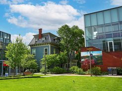 Das Foto zeigt das Watson Institute for International and Public Affairs an der Brown University in Providence, Rhode Island.
