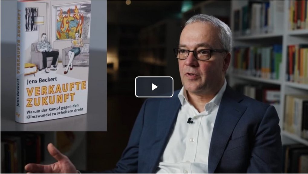 Das Foto zeigt Professor Jens Beckert in einer Gesprächssituation sitzend vor einem Buchregal. Links im Bild ist ein Buchcover seines Buches "Verkaufte Zukunft" zu betrachten.