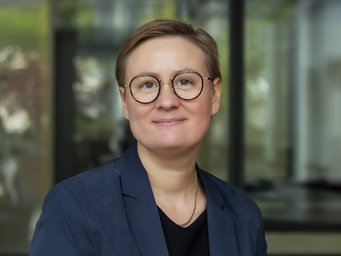 Das Foto zeigt Saila Stausholm, die nach einem längeren Forschungsaufenthalt am MPIfG nach Kopenhagen zurückkehrt.