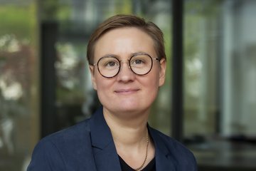 Das Foto zeigt Saila Stausholm, die nach einem längeren Forschungsaufenthalt am MPIfG nach Kopenhagen zurückkehrt.