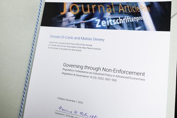 Auf dem Foto ist die Preisurkunde des Zeitschriftenpreises 2023 zu erkennen, den Matías Dewey und Donato Di Carlo zugesprochen bekommen haben.