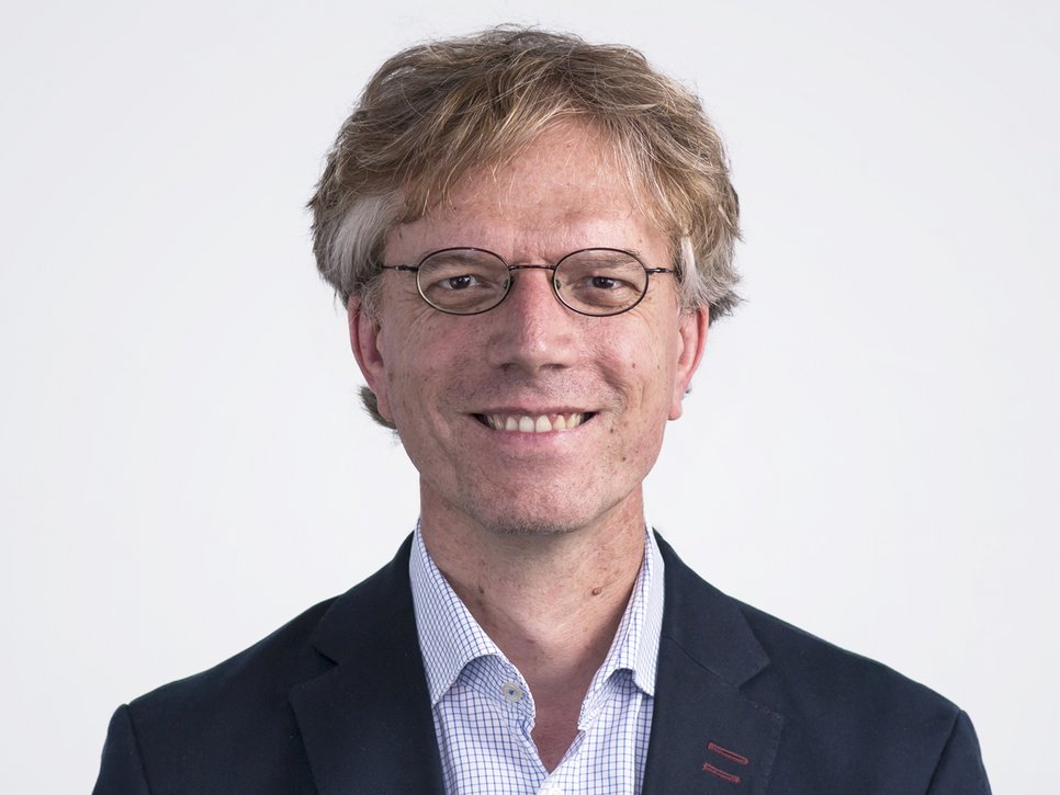 Auf dem Foto ist Werner Eichhorst zu erkennen, Arbeitsmarktwissenschaftler und über viele Jahre eng mit dem MPIfG verbunden. Kurzes, volles Haar, Brille, Hemd und Sakko vermitteln Frische und Tatendrang. Das Lächeln drückt echte Sympathie aus.
