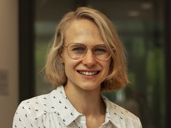 Das Porträt zeigt Elizabeth Soer, die im Juni an der Universität zu Köln promoviert wurde.
