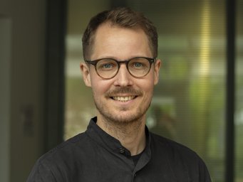 Das Foto zeigt Mischa Stratenwerth, Wissenschaftler am MPIfG.