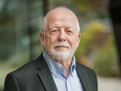 Fritz W. Scharpf, Direktor emeritus am MPIfG, wird mit dem erstmals vergebenen Lebenswerkpreis der Deutschen Vereinigung für Politische Wissenschaft (DVPW) ausgezeichnet. Das Foto zeigt den herausragenden Politikwissenschaftler.