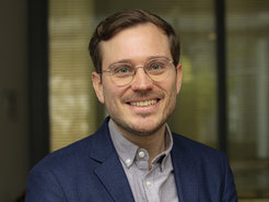 Das Foto zeigt Philipp Golka, der zum Sprecher des wissenschaftlichen Personals gewählt worden ist.