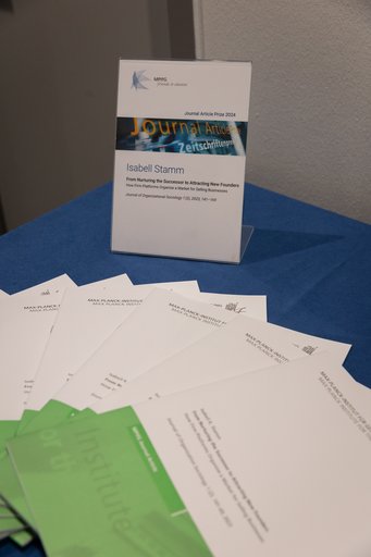 Das Foto zeigt Exemplare des gedruckten Journal Articles, der den Zeitschriftenpreis 2024 des Vereins der Freunde und Ehemaligen erhalten hat. Preisträgerin ist Isabell Stamm.