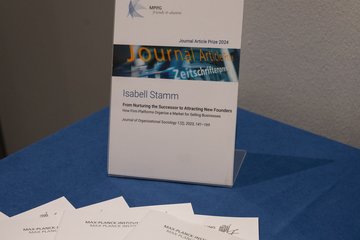 Das Foto zeigt Exemplare des gedruckten Journal Articles, der den Zeitschriftenpreis 2024 des Vereins der Freunde und Ehemaligen erhalten hat. Preisträgerin ist Isabell Stamm.