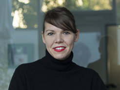 Das Foto zeigt Eva Maria Gajek, die die Venia Legendi für Neuere und Neueste Geschichte verliehen bekommen hat.