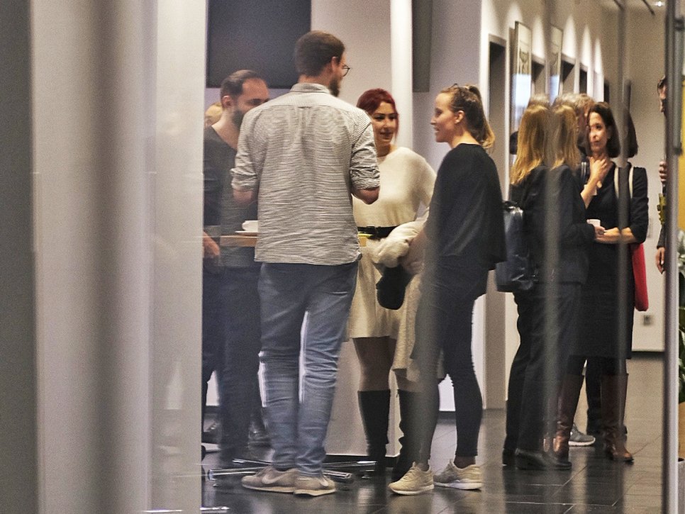 Das Foto zeigt mehrere Individuen der Gattung Homo sapiens intellectualis, die stellvertretend die zu einem sommerlichen Gastaufenthalt am Institut sich einfindenden Individuen repräsentieren sollen.