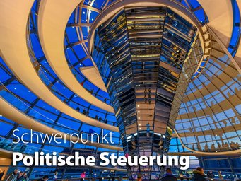 Innenansicht der Reichstagskuppel bei Nacht mit Besuchern, Glas und spiralförmigen Strukturen.