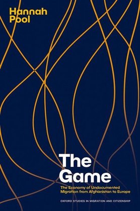 Dunkelblaues Buchcover mit abstrakten goldenen Linien, Titel "The Game" von Hannah Pool, über Migration von Afghanistan nach Europa.