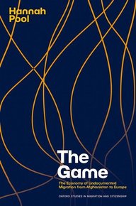 Dunkelblaues Buchcover mit abstrakten goldenen Linien, Titel "The Game" von Hannah Pool, über Migration von Afghanistan nach Europa.