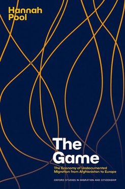 Buchcover von Hannah Pool: „The Game“, über die Wirtschaft der undokumentierten Migration von Afghanistan nach Europa, mit abstrakten gelben Linien auf blauem Hintergrund.