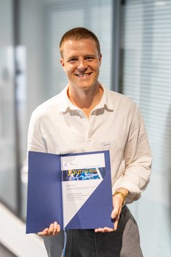 Dustin Voss erhält Zeitschriftenpreis des Vereins der Freunde und Ehemaligen