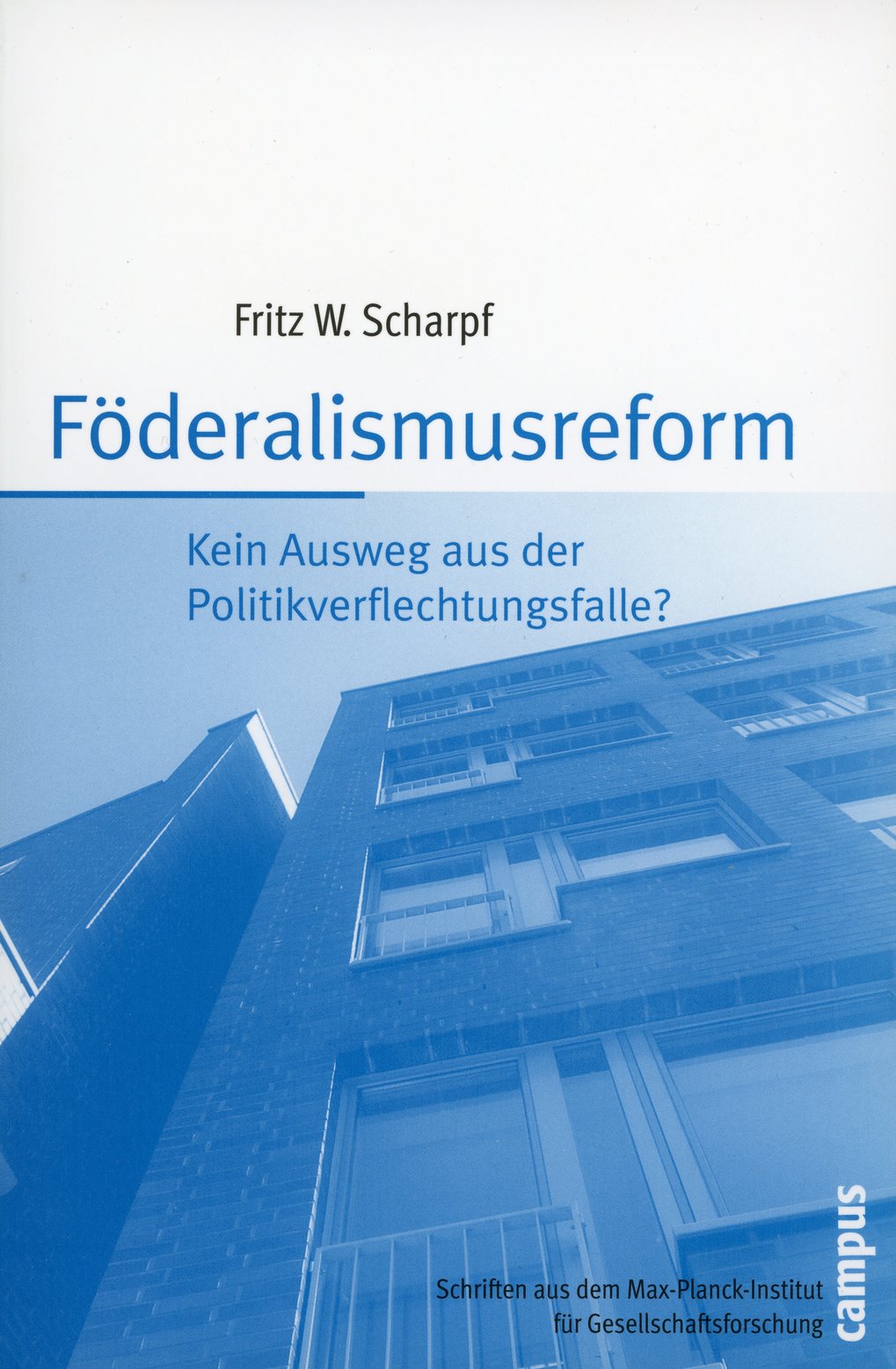 Buchcover von "Föderalismusreform" von Fritz W. Scharpf, zeigt ein Gebäude, verlegt von Campus, Schriften des Max-Planck-Instituts für Gesellschaftsforschung.