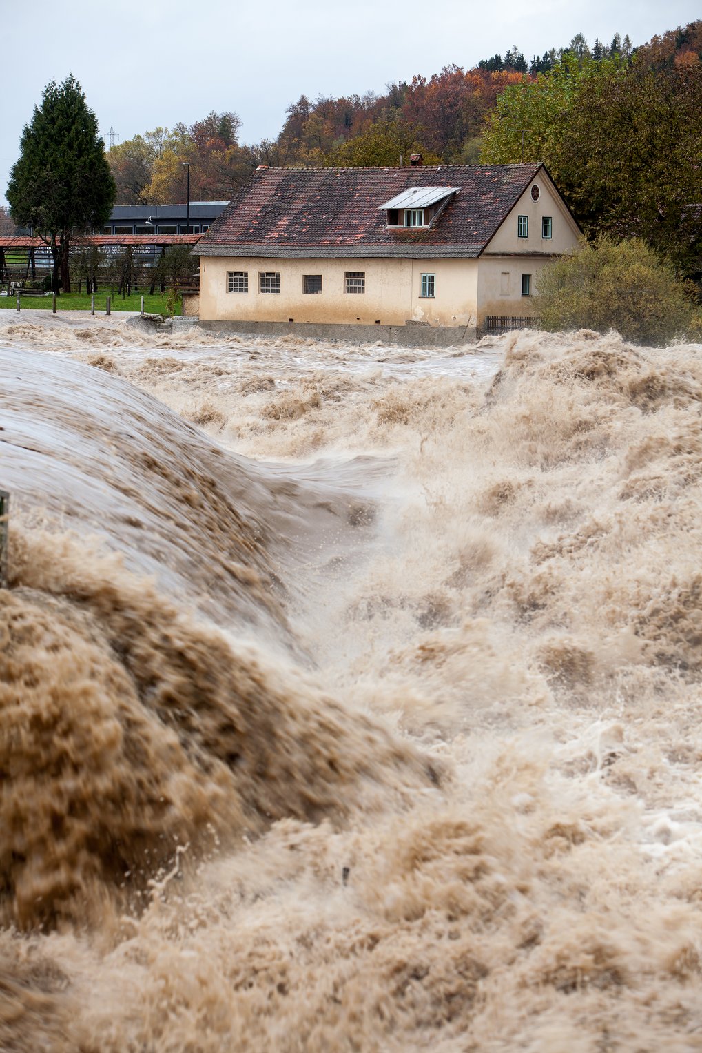 Haus in Gefahr, Überschwemmungen. Credit: istock/Urban78