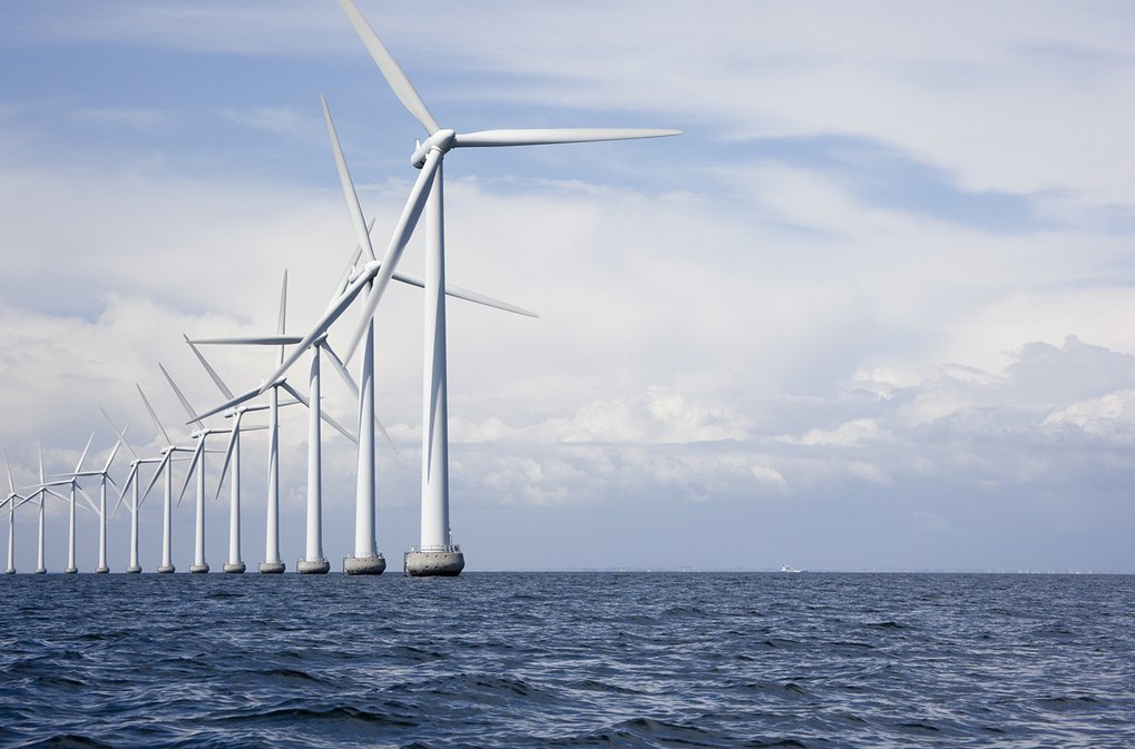 Windräder vor der Küste Dänemarks im Meer. Credit: istock/PARETO