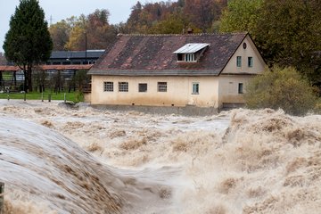 Haus in Gefahr, Flutkatastrophe, riesige Wassermassen, Überschwemmung